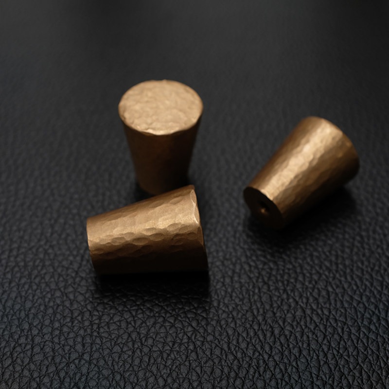Furniture Grade Hardware - มือจับทองเหลืองแบบรูเดียว, มือจับลิ้นชักทองเหลืองแบบตอกลาย, ลูกบิดตู้สำหรับตู้เสื้อผ้าและขาตั้งทีวี, ฮาร์ดแวร์เฟอร์นิเจอร์คุณภาพสูง